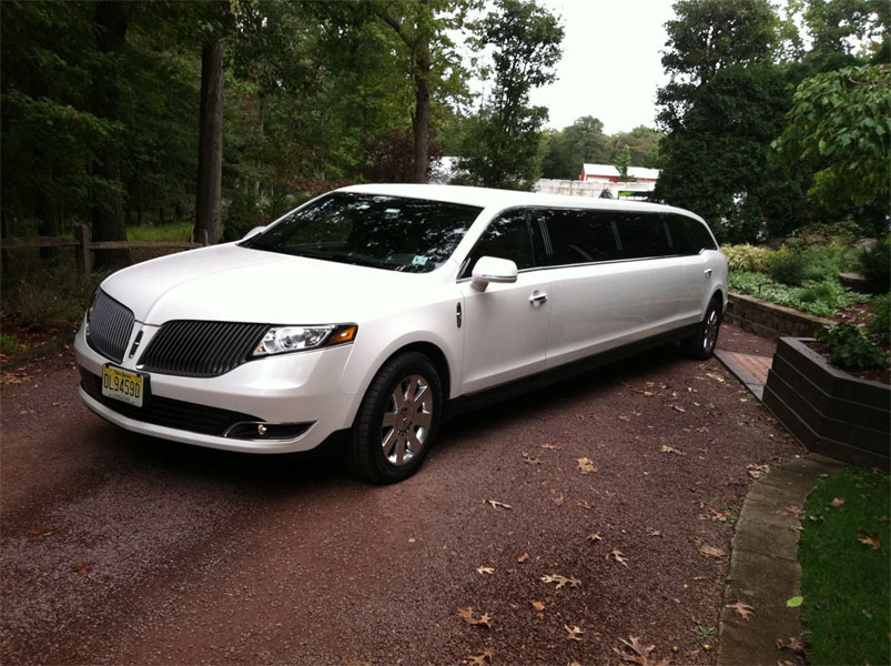 http://www.linvillslimos.com/images/limos/lincoln-mkt-limo/large/lincoln-mkt-white-limo-front-nj.jpg