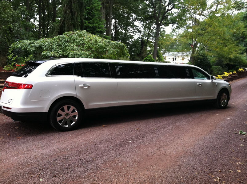 http://www.linvillslimos.com/images/limos/lincoln-mkt-limo/large/lincoln-mkt-white-limo-side-nj.jpg